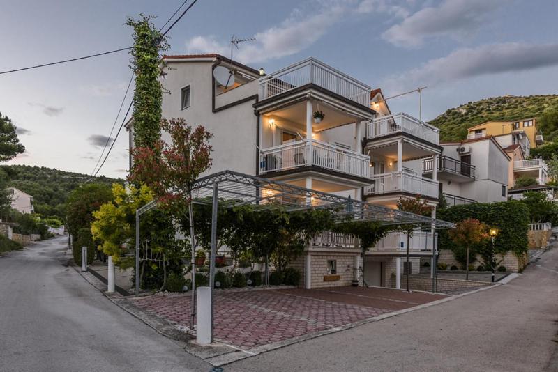 Apartments Luka - Trogir, Marina 150M From The Beach מראה חיצוני תמונה