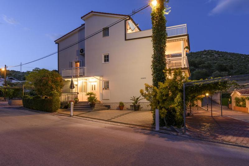 Apartments Luka - Trogir, Marina 150M From The Beach מראה חיצוני תמונה